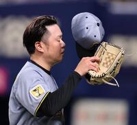 ４回、２点を先制されベンチへ戻る西勇（撮影・田中太一）