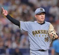 ２回、石川のスイングをアピールする西勇（撮影・西田忠信）