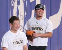 　笑顔を見せ練習する伊藤将。左は岩崎（撮影・立川洋一郎）