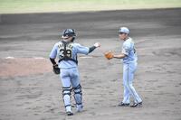 マウンドへ向かう石井