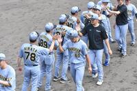 試合後に平田２軍監督とハイタッチする石井