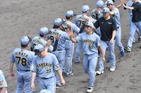 ２軍首脳陣とハイタッチする石井