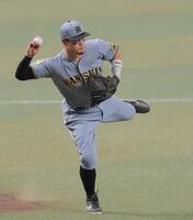 １回、上林の打球を一塁に悪送球する佐藤輝（撮影・西田忠信）