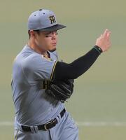 １回、上林の打球を一塁に悪送球する佐藤輝（撮影・西田忠信）