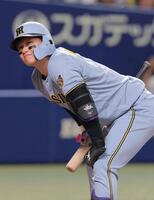 ４回、ファウルを打ち膝に手をつく森下（撮影・西田忠信）