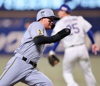 ４回、大山の安打で本塁へ走る森下（撮影・田中太一）