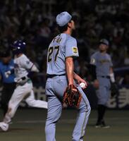 ５回、福永（左）にソロを浴びた伊藤将（撮影・西田忠信）