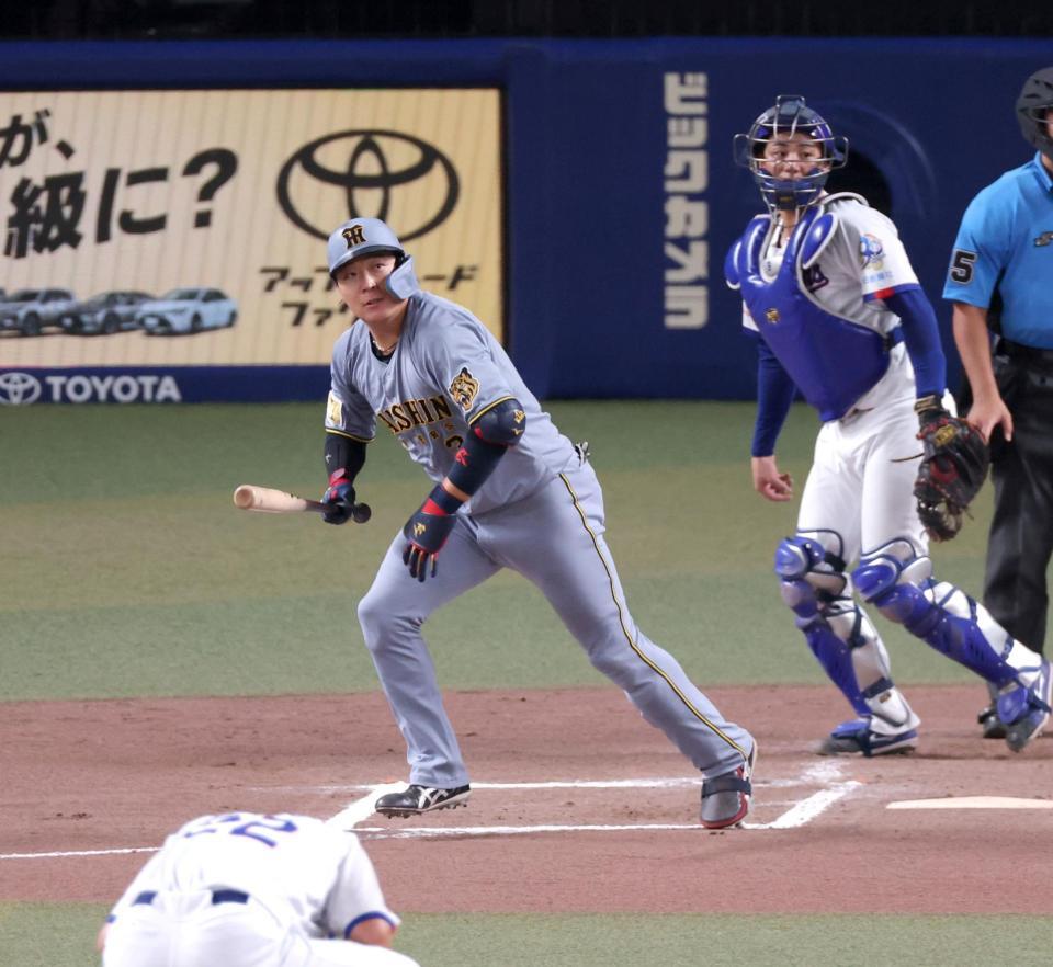 ６回、左中間スタンドへソロを放つ大山（撮影・立川洋一郎）