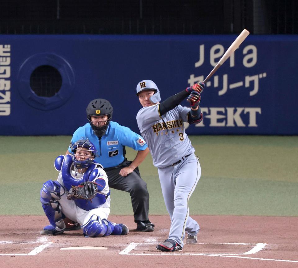 ６回、左中間スタンドへソロを放つ大山（撮影・立川洋一郎）