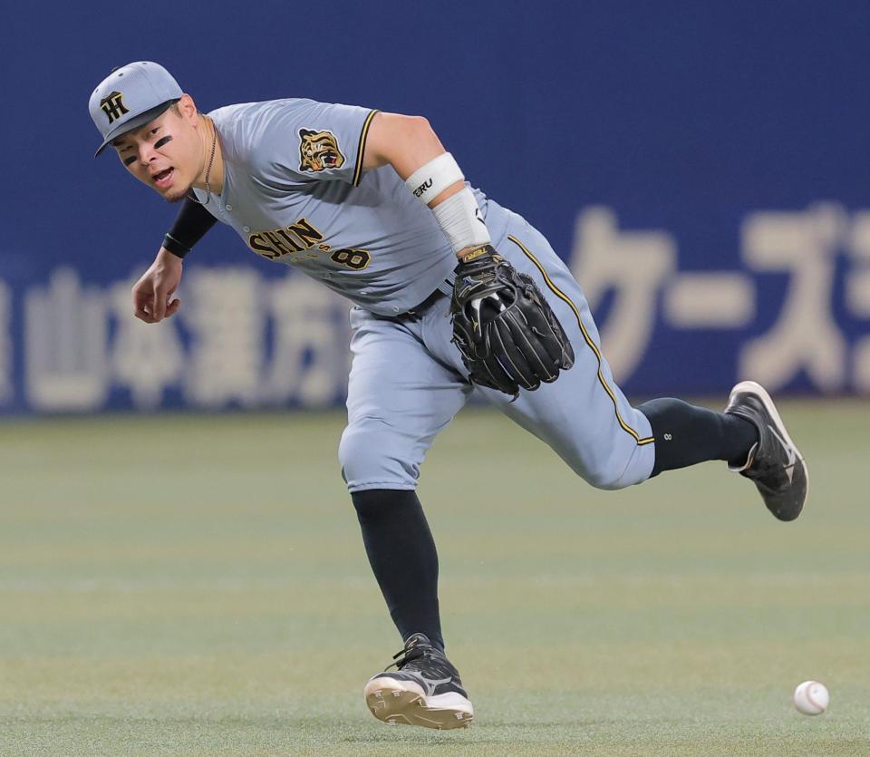 ４回、佐藤輝は細川の打球を捕れず内野安打にする（撮影・西田忠信）
