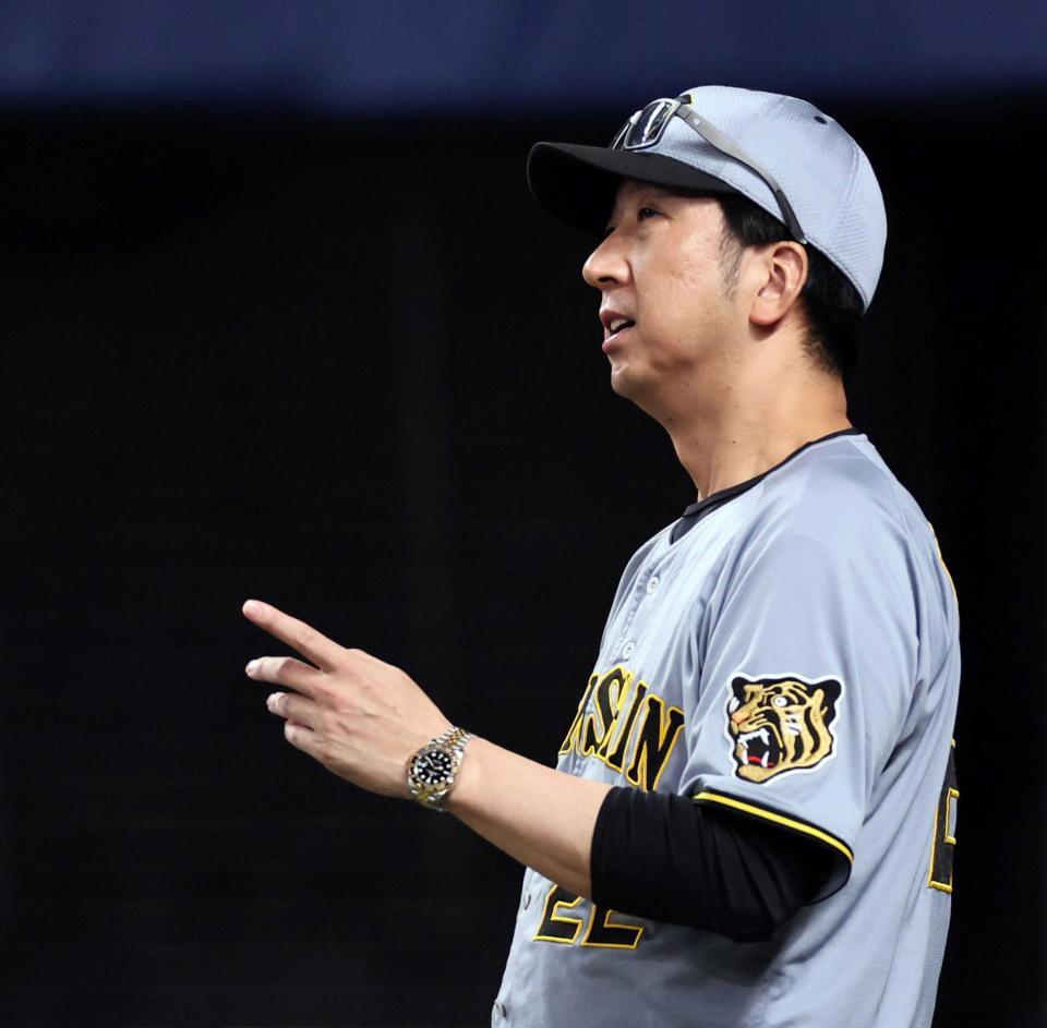 　８回、投手交代を告げる藤川監督