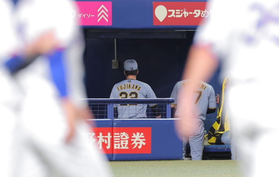 中日に敗れ、足早に引き揚げる藤川監督（撮影・西田忠信）