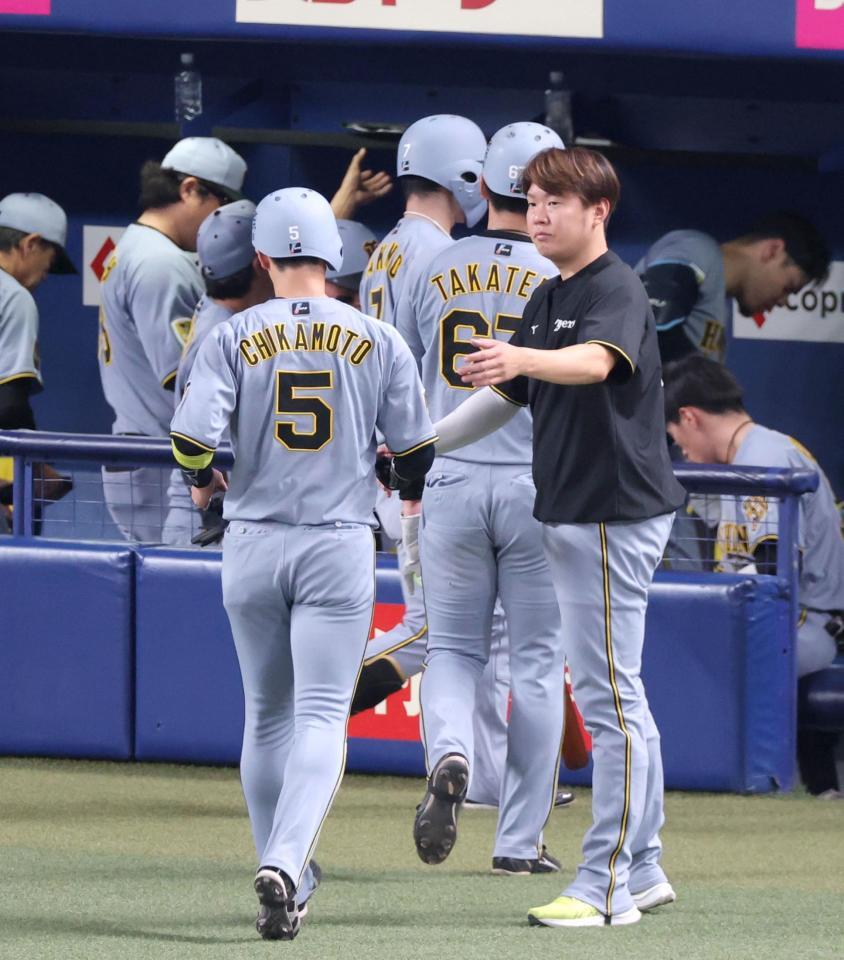 試合が終わりナインを迎える西勇（右）＝撮影・立川洋一郎