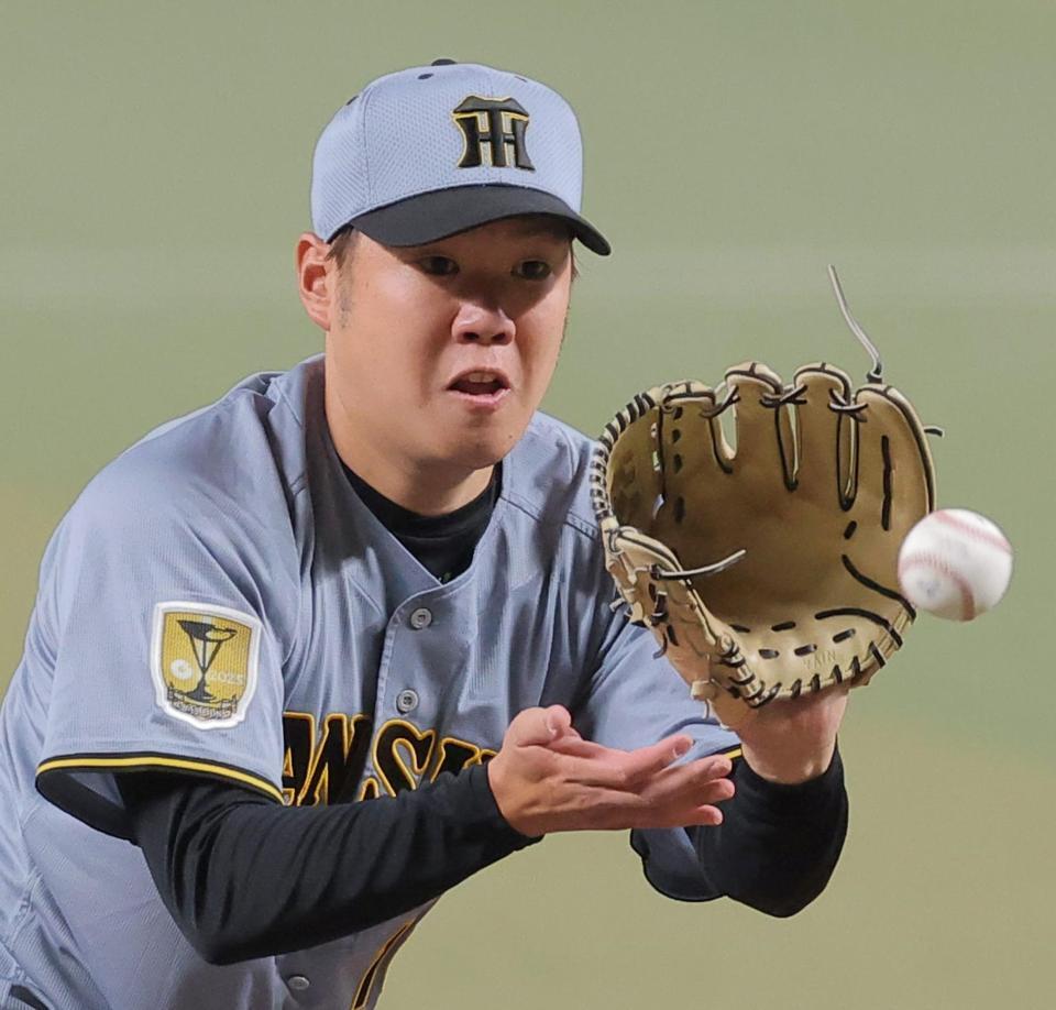 １回、岡林の打球を捕る西勇（撮影・西田忠信）