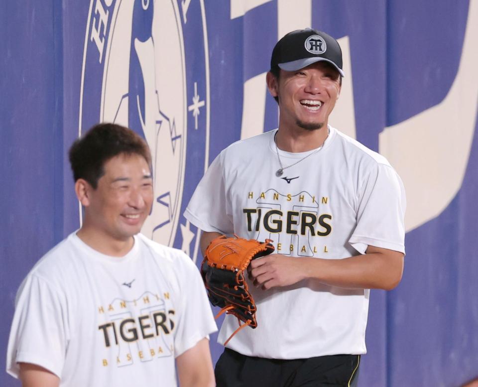 　笑顔を見せ練習する伊藤将。左は岩崎（撮影・立川洋一郎）