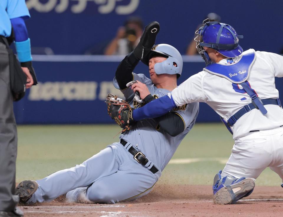 ４回、大山の打球で本塁を狙うもアウトになる森下（撮影・西田忠信）