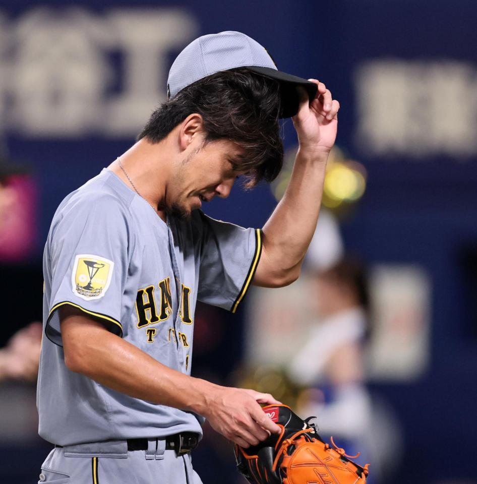 ５回、追加点を許した伊藤将はベンチへ戻る（撮影・田中太一）