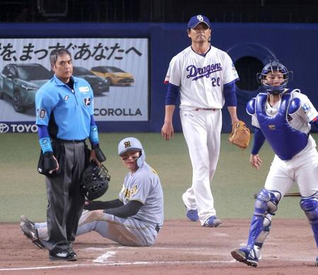 ４回、大山の左前打で本塁を狙うもタッチアウトになった森下（中央左）＝撮影・立川洋一郎