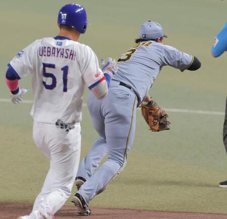 １回、佐藤輝からの送球を取れずボールを追う大山（右）＝撮影・西田忠信