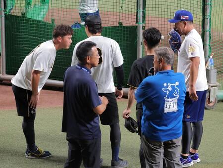 井上監督（右）に頭を下げる桐敷（撮影・西田忠信）