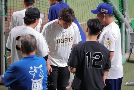 井上監督に頭を下げる桐敷（中央）＝撮影・西田忠信