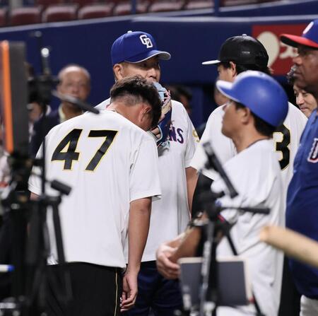 井上監督に謝罪する桐敷（撮影・田中太一）