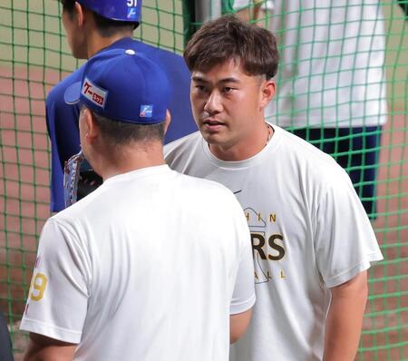 井上監督（手前）に声をかける桐敷（撮影・西田忠信）