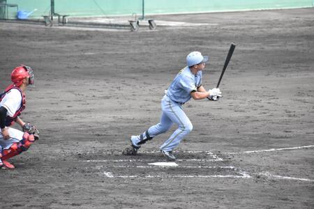 ９回、三塁への内野安打を放つ立石
