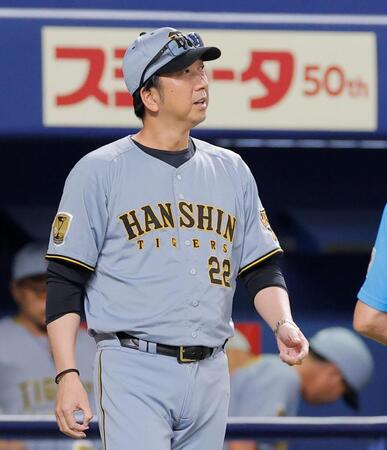 ３回、下村の交代を告げる藤川監督（撮影・西田忠信）