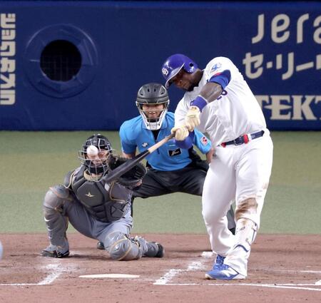 ３回、右前へ勝ち越し適時打を放つサノー（撮影・立川洋一郎）
