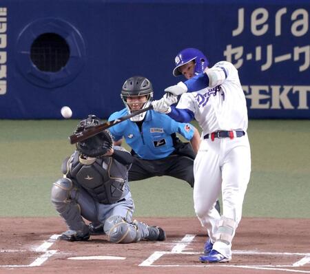 １回、右中間スタンドへ同点ソロを放つ福永影・立川洋一郎）