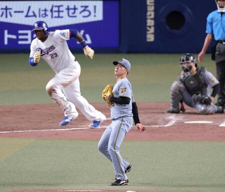 ３回、サノーに適時打を打たれ勝ち越しを許す下村（撮影・立川洋一郎）