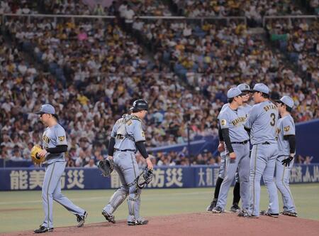 ３回、降板する下村（左）＝撮影・西田忠信