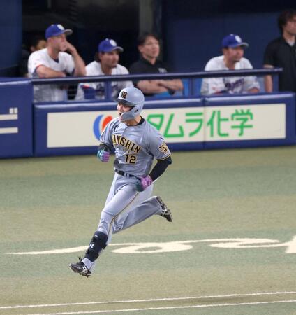 ８回、逆転２ランを放ち飛び跳ねて喜ぶ坂本（撮影・立川洋一郎）