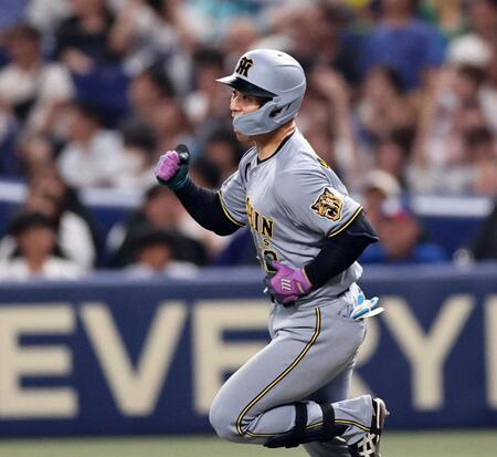 ８回、逆転２ランを放った坂本はガッツポーズをしながら二塁へ走る（撮影・田中太一）