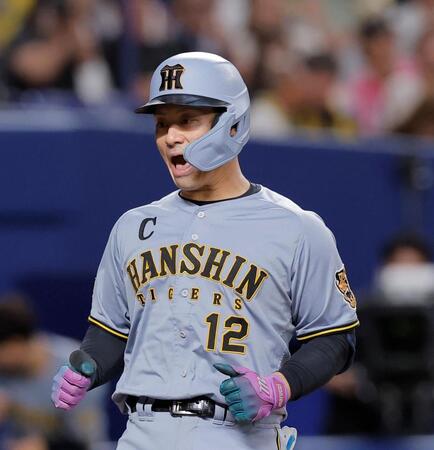 ８回、逆転２ランを放ち生還する坂本（撮影・西田忠信）