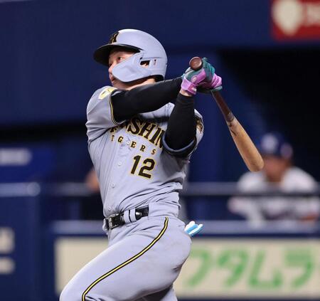８回、逆転２ランを放つ坂本（撮影・田中太一）