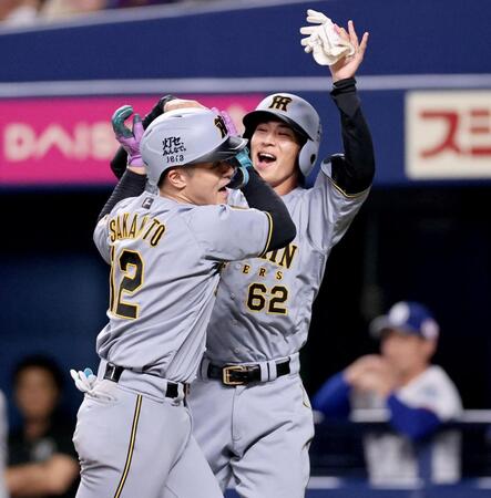 ８回、逆転２ランを放った坂本（手前）は植田と喜び合う（撮影・田中太一）