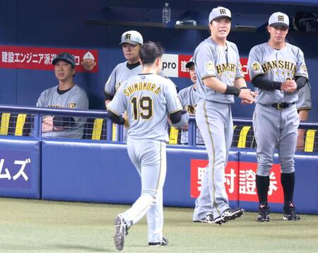 ３回、下村（１９）を降板させる藤川監督（左端）＝撮影・立川洋一郎