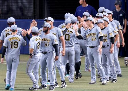 ナインと勝利のタッチを交わす藤川監督（２２）＝撮影・立川洋一郎