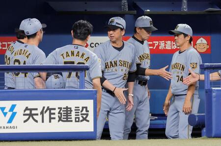 中日に逆転勝利し喜ぶ藤川監督（中央）ら首脳陣（撮影・西田忠信）
