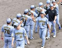 　平田２軍監督（７８）らとハイタッチを交わす石井（右）