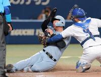 　４回、大山の打球で本塁を狙うもアウトになる森下（撮影・西田忠信）