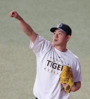 登板へ向けて調整する下村（撮影・立川洋一郎）