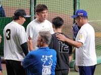 井上監督（右）の話を聞く桐敷ら（撮影・西田忠信）