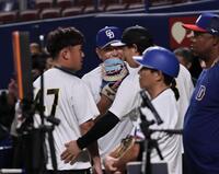 井上監督に謝罪する桐敷（撮影・田中太一）