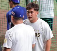 井上監督（手前）に声をかける桐敷（撮影・西田忠信）