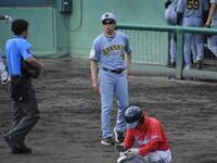 八回、選手交代を告げる平田２軍監督
