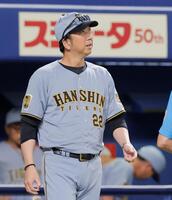 ３回、下村の交代を告げる藤川監督（撮影・西田忠信）