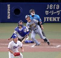 ８回、左翼スタンドへ逆転２ランを放つ坂本（撮影・立川洋一郎）